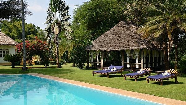 Pool and garden at Arusha Safari Lodge — accommodation with Tartaruga Safaris