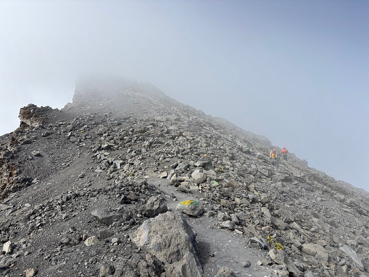 Hikers walking towards the summit of Mount Meru — Tartaruga Safaris