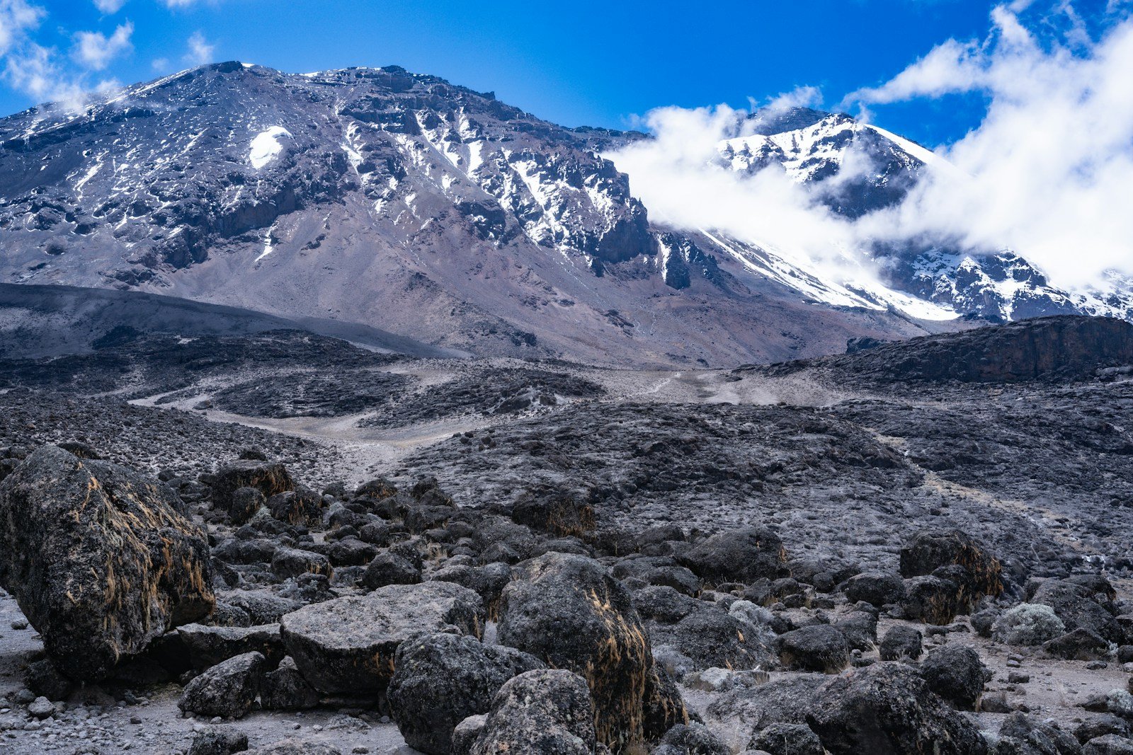Rocky high-altitude terrain and snow on Kilimanjaro — Tartaruga Safaris
