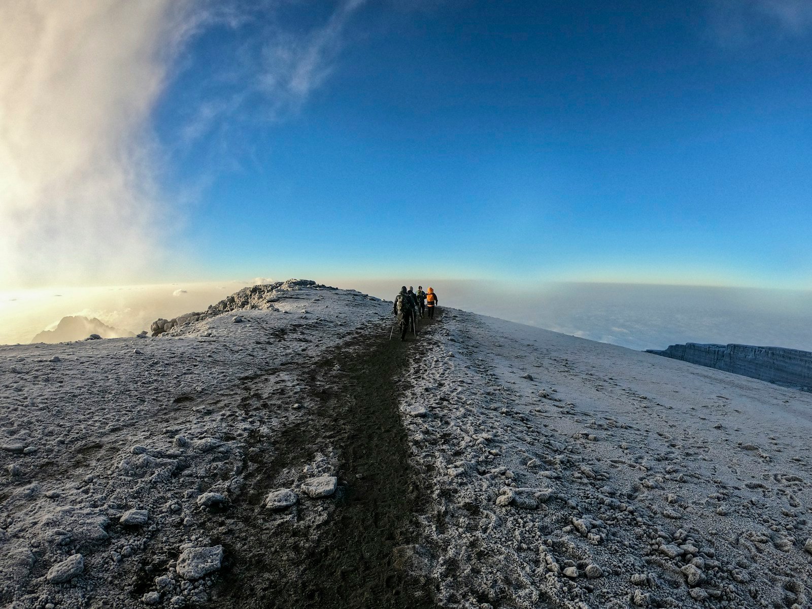 Hikers on a snow-covered ridge high on Kilimanjaro — Tartaruga Safaris