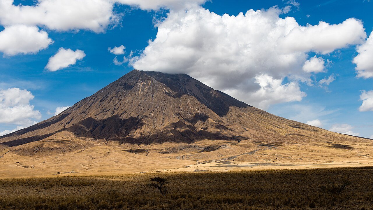 Ol Doinyo Lengai volcano in Tanzania — Tartaruga Safaris
