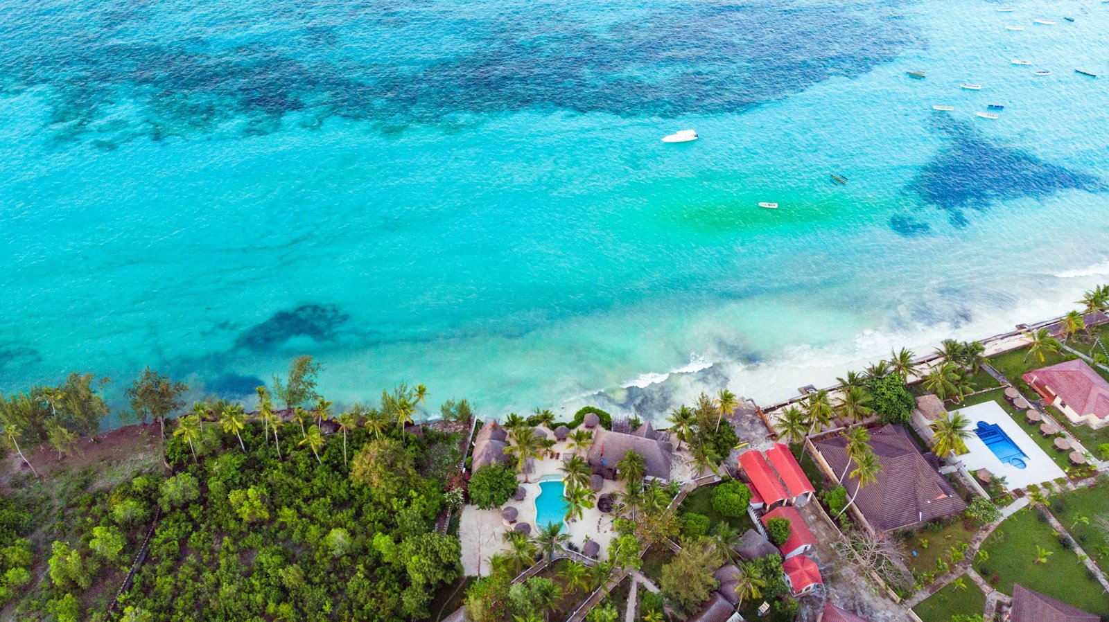 Aerial view of turquoise sea and a Zanzibar beach — Tartaruga Safaris