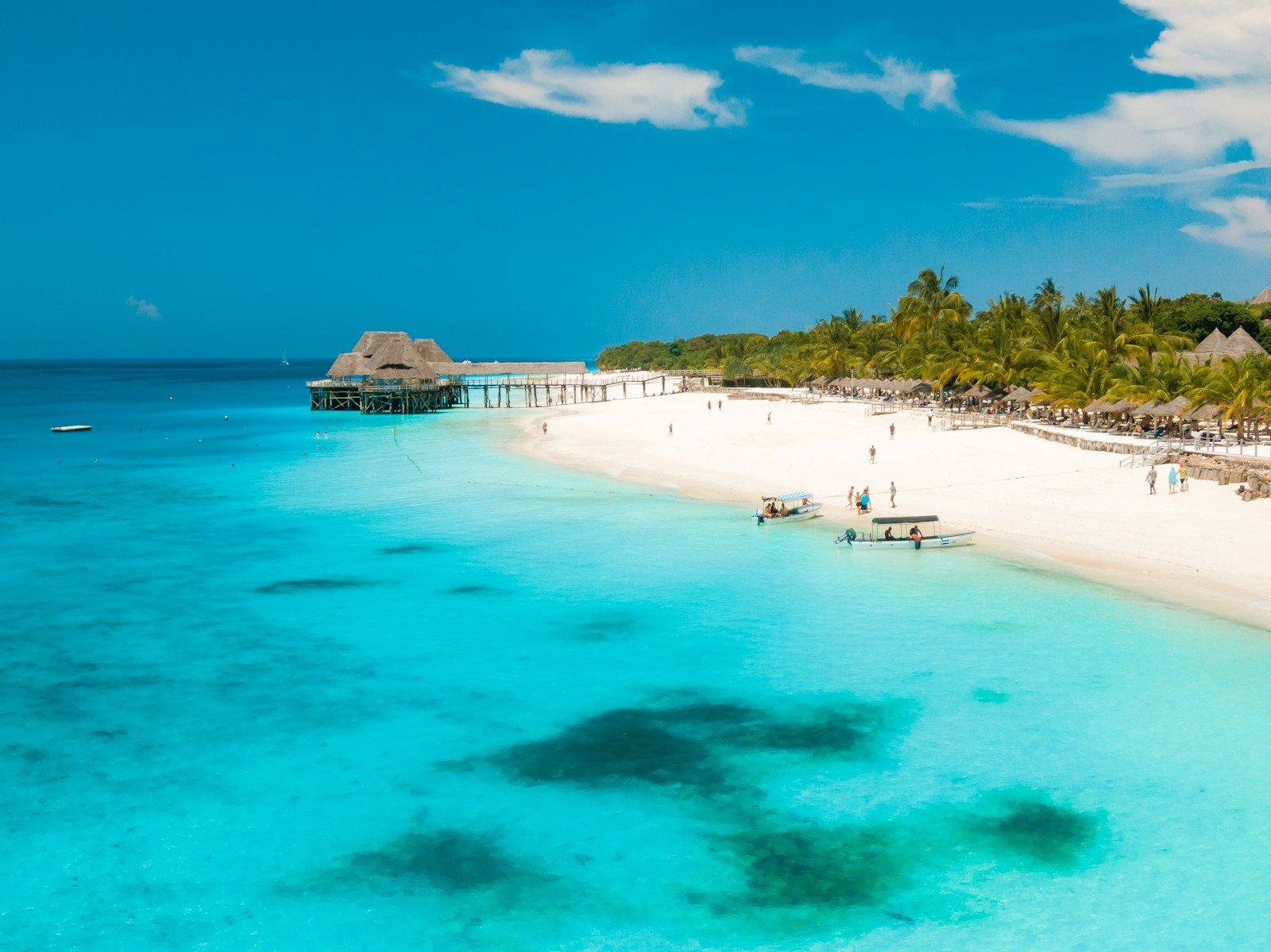 White sand beach and wooden pier in Zanzibar — Tartaruga Safaris