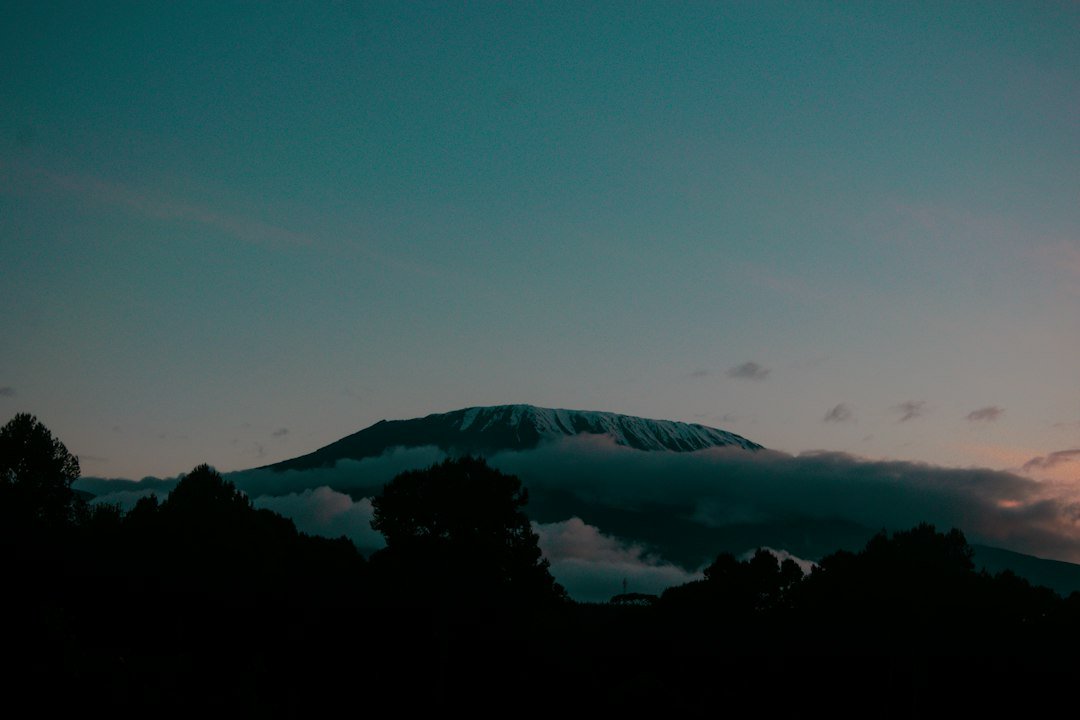 Montaña entre nubes al atardecer — Tartaruga Safaris