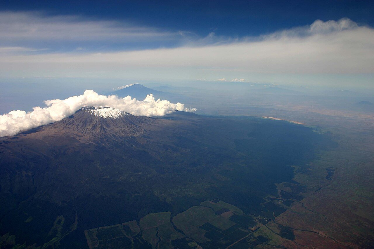 Vista aérea del Kilimanjaro — Tartaruga Safaris