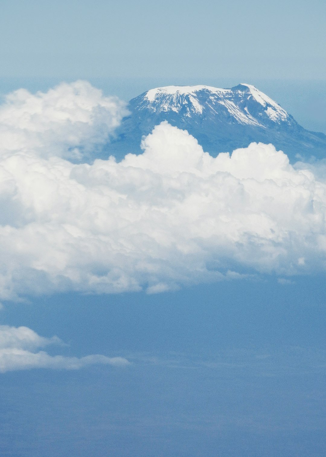 Cume do Kilimanjaro acima de nuvens brancas