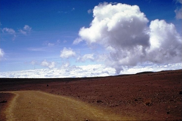 Terreno alpino avermelhado sob um céu azul