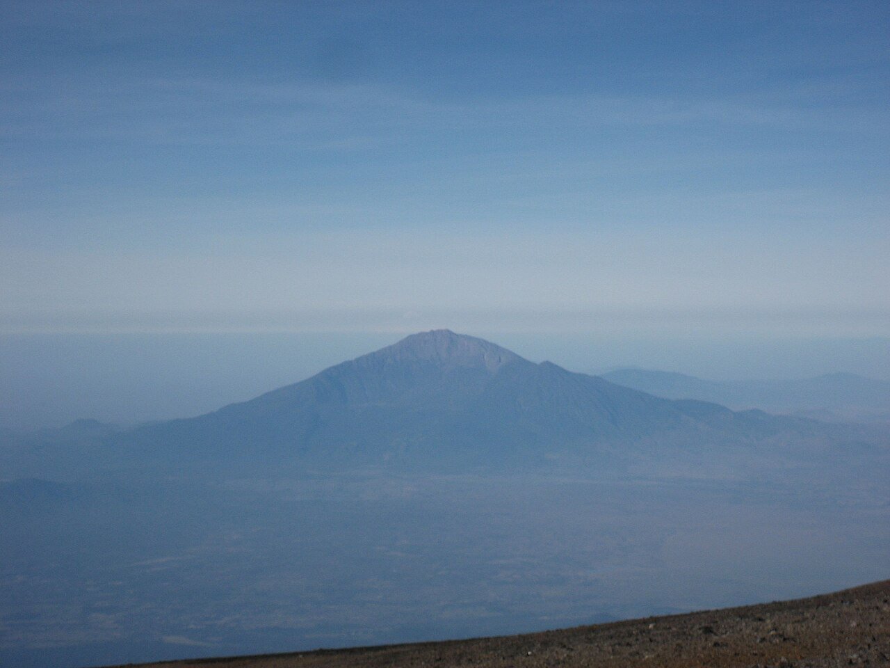 Blick vom Kilimandscharo auf den Mount Meru — Tartaruga Safaris