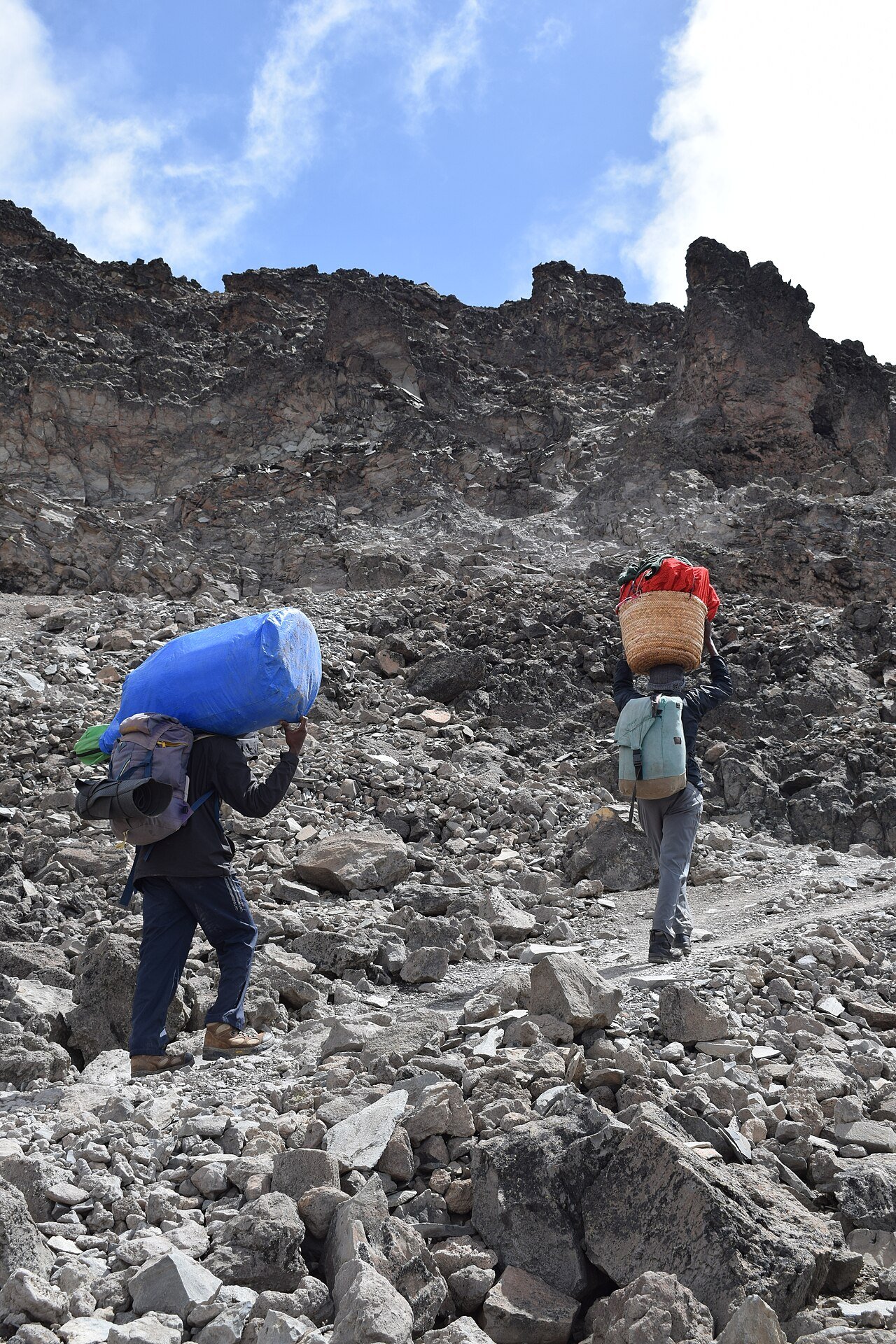 Porteadores con equipo en el Kilimanjaro — Tartaruga Safaris