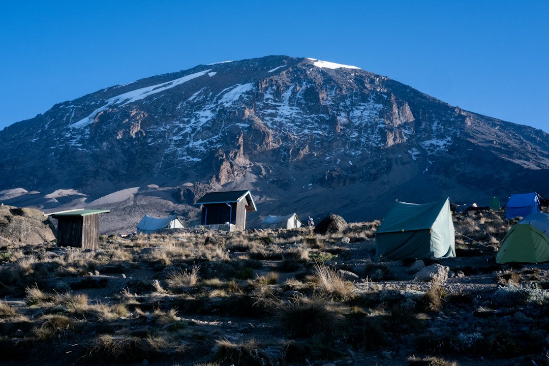 Tiendas de campaña en un paisaje de montaña — Tartaruga Safaris