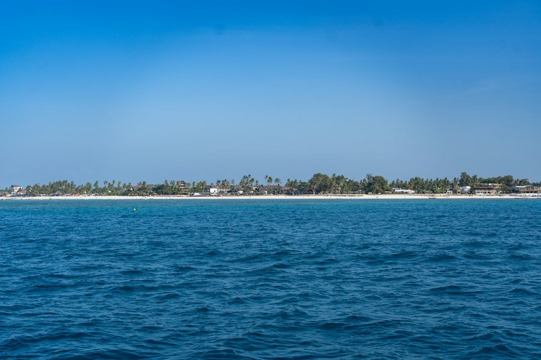 La côte de Zanzibar vue depuis les eaux bleues de l’océan